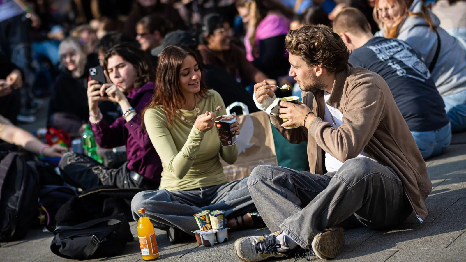 Am Freitag findet in Weiden ein „Pudding mit Gabel essen”-Treffen statt! (Symbolbild: Moritz Frankenberg/dpa)