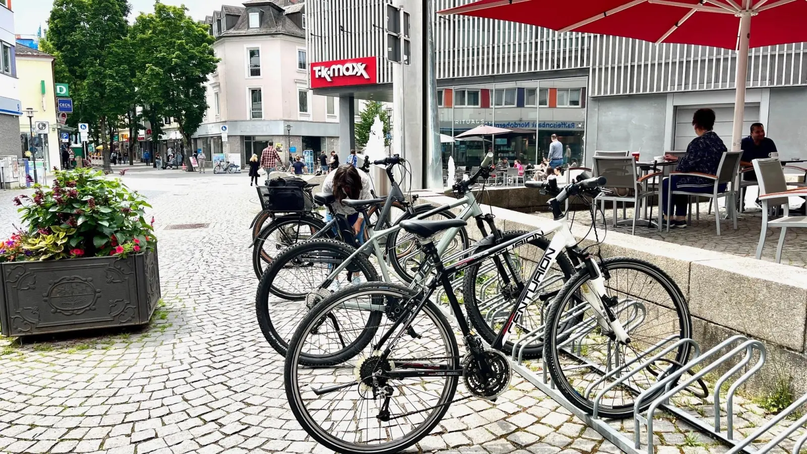 Die Halterungen für Fahrräder, auch „Felgenklemmer” oder „Felgenkiller” genannt, am Macerata-Platz vor dem NOC in Weiden sollen durch Anlehnbügel ersetzt werden.  (Bild: Gabi Schönberger)