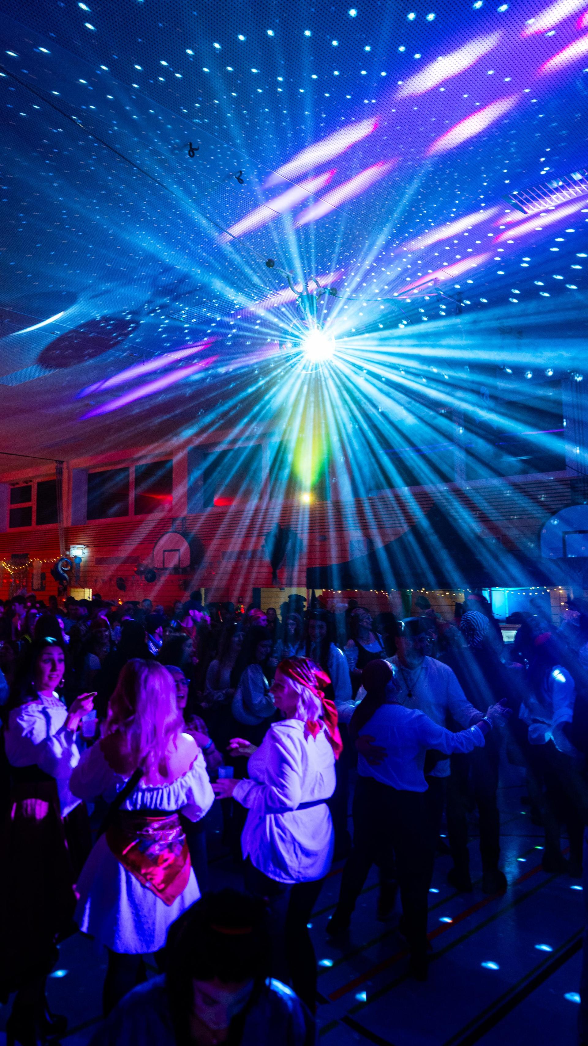 Beim Faschingsball des FC Luhe gings mit Vollgas weiter im Faschingstreiben.  (Bild: Hannes Stock)