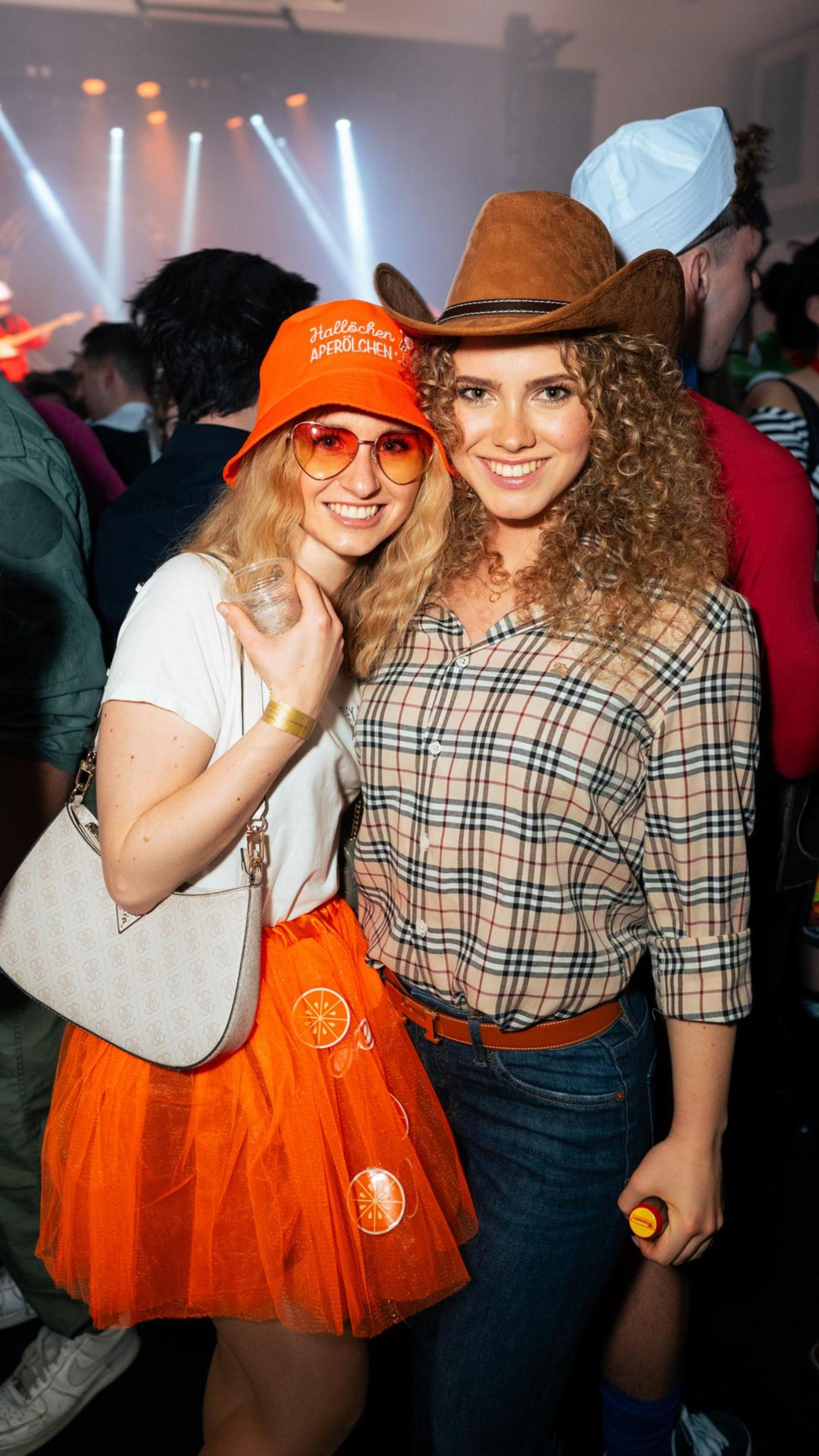 Am Sportlerball in Schirmitz gings mit Vollgas weiter im Faschingstreiben.  (Bild: Hannes Stock)