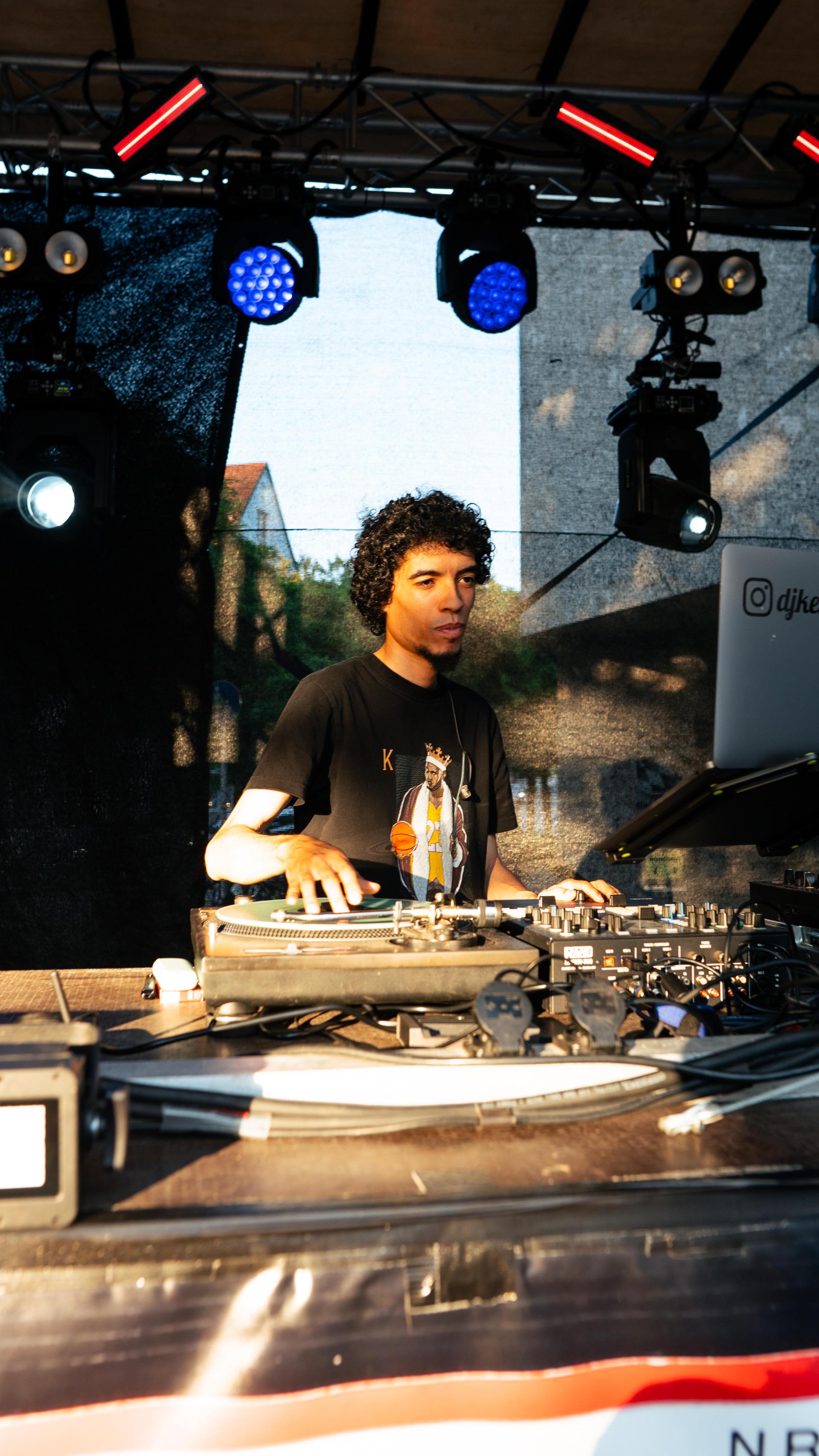 DJ Dollar Bill rockt den Schlörplatz. (Bild: Hannes Stock)
