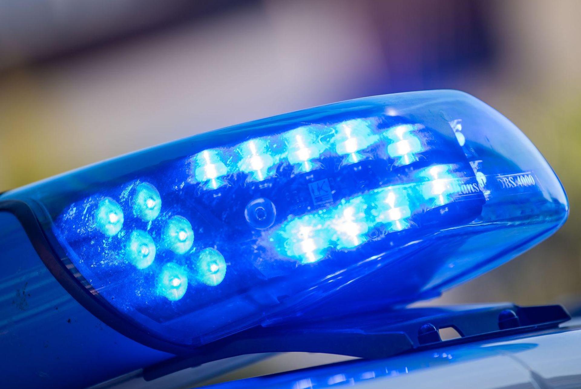 Die Grenzpolizei Waidhaus stoppt einen Fahrer der mit einem gesperrten rumänischen Führerschein auf der Autobahn unterwegs war. (Symbolbild: Lino Mirgeler/dpa)