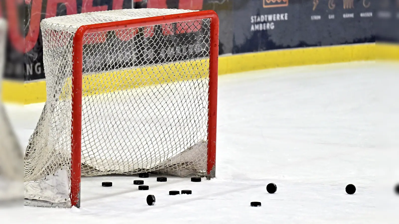 Die schwere Verletzung der Haßfurter Torhüterin überschattete das Spiel der 1b des 1. EV Weiden am Wochenende. (Symbolbild: Hubert Ziegler)