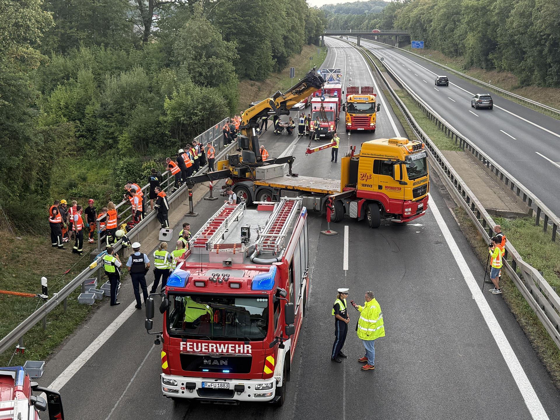 Einsatzkräfte der Feuerwehr arbeiten nach einem Unfall auf der A 3 bei Nittendorf im Landkreis Regensburg bei Regensburg. (Bild: Armin Weigel/dpa)
