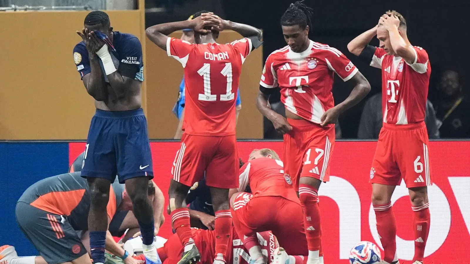 Der Schock nach der Verletzung von Jamal Musiala saß bei Gegen- und Mitspielern tief. (Bild: Mike Stewart/AP/dpa)