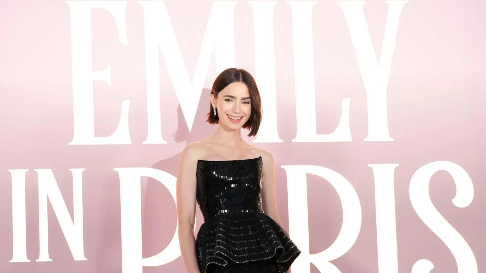 Die britische Schauspielerin Lily Collins . (Bild: Jordan Strauss/Invision/AP)