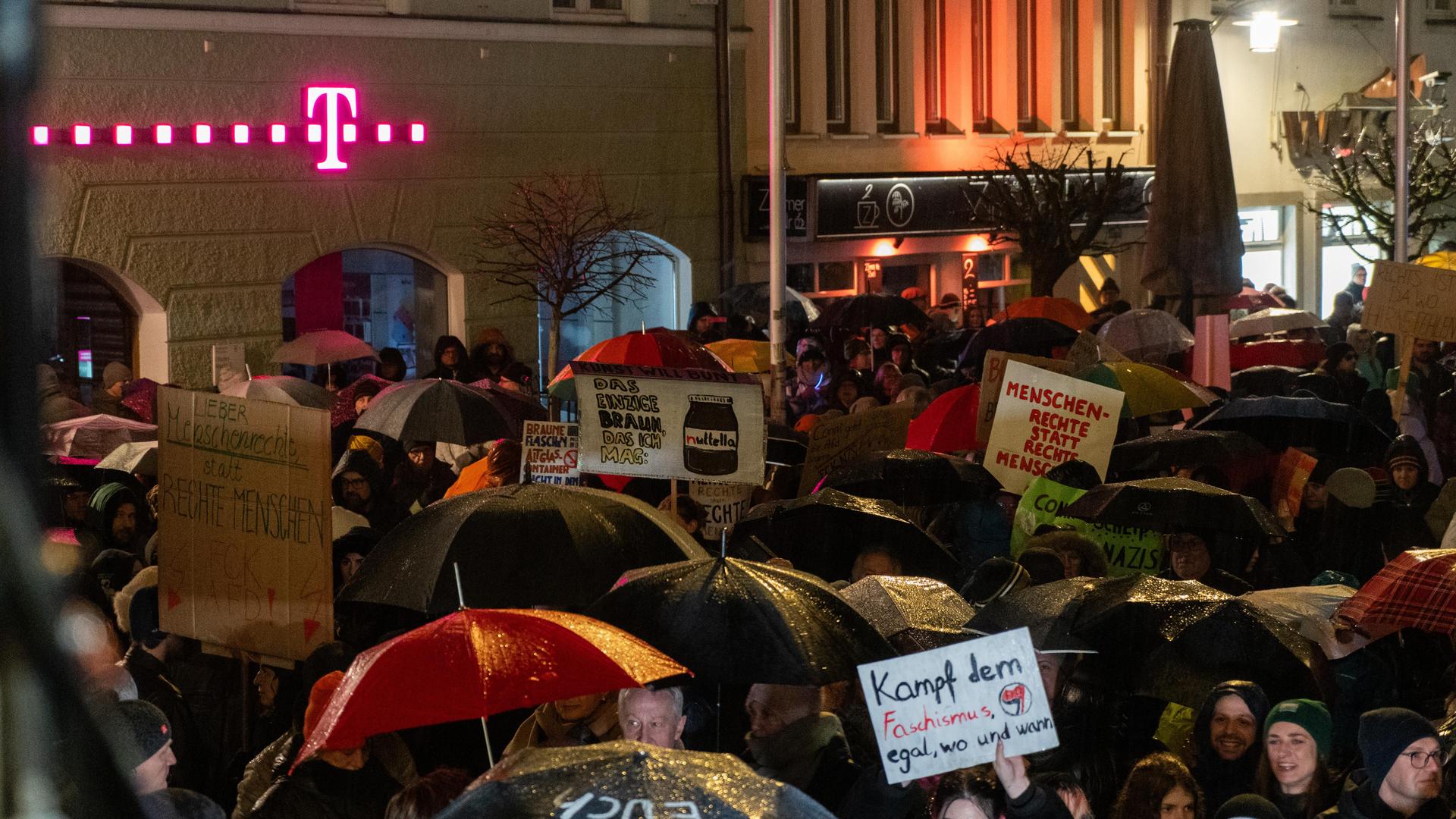 Bei der Demo gegen Rechts haben sich tausende Menschen zu einem Protestmarsch durch Weiden versammelt. (Bild: knz)