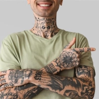 So pflegst du dein Tattoo richtig. (Bild:  Pixel-Shot | New Africa – stock.adobe.com)