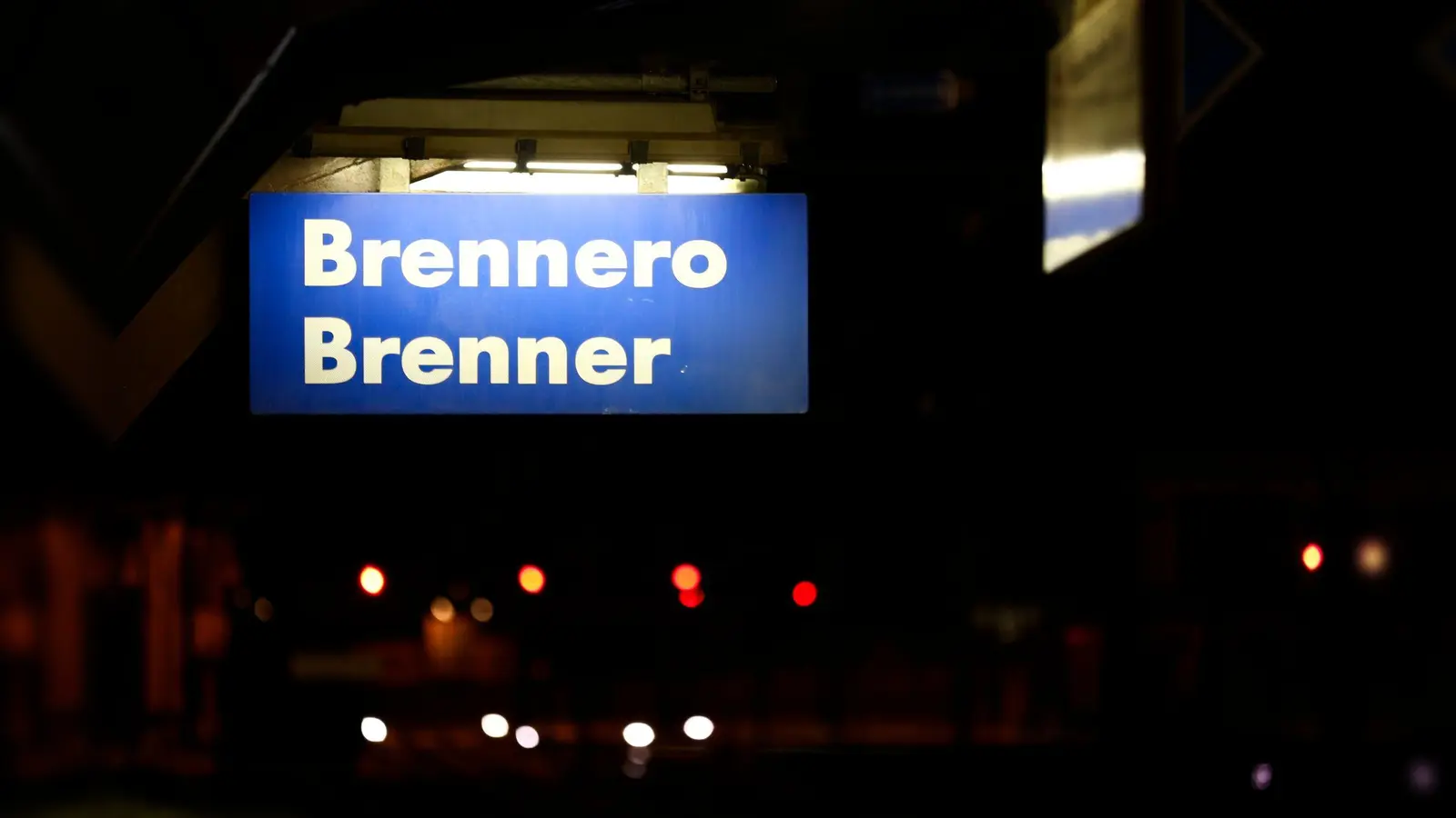 Am Brenner Bahnhof gab es eine Bombendrohung. (Archivbild: Matthias Schrader/AP/dpa)