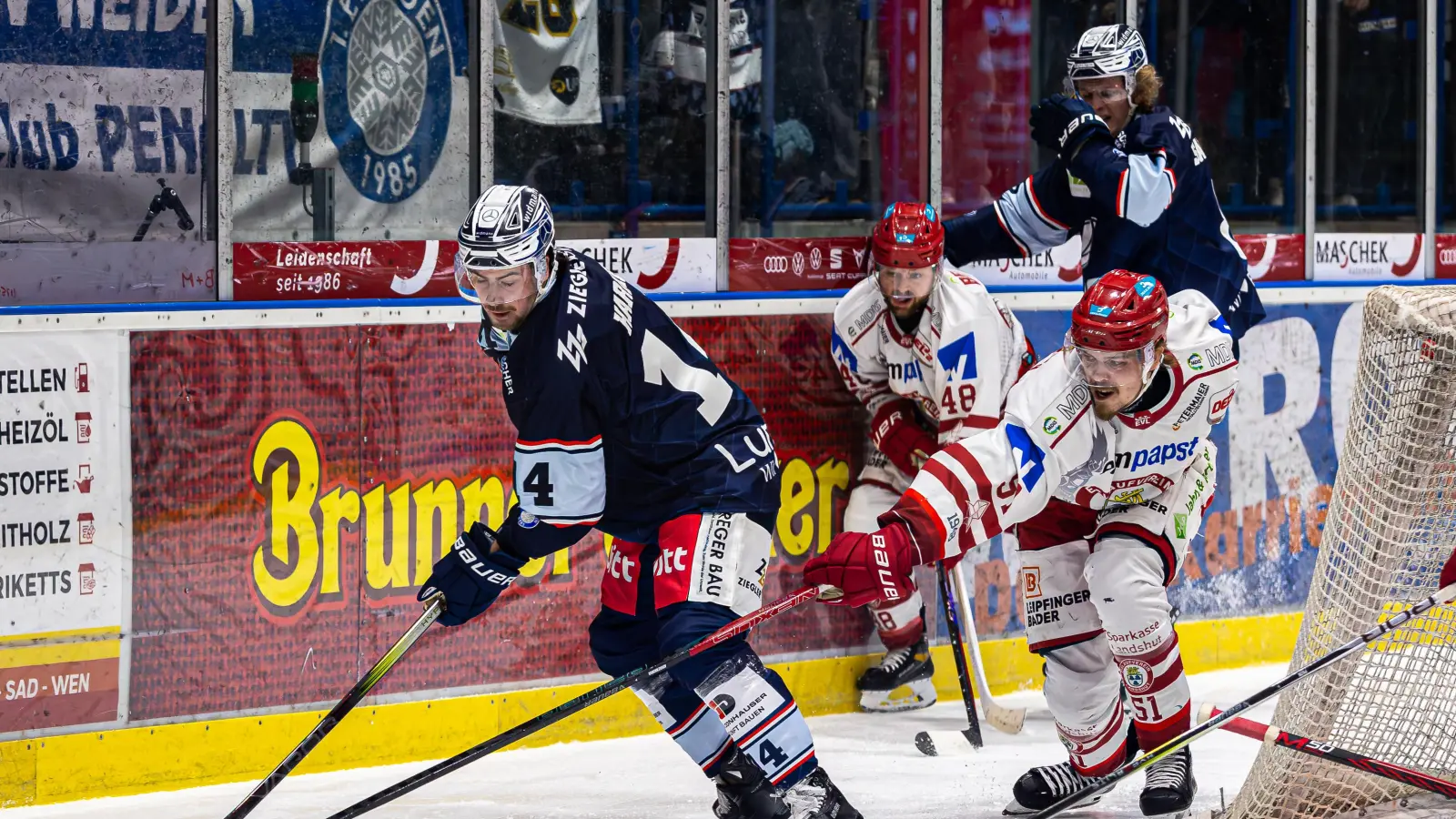 James Hardie (vorne) erzielte bei seinem Heimdebüt für die Blue Devils zwei Tore. Die Weidener gewannen mit 5:2 gegen den EV Landshut und sichern sich somit Heimrecht in den Per-Play-offs.  (Bild: Werner Moller)