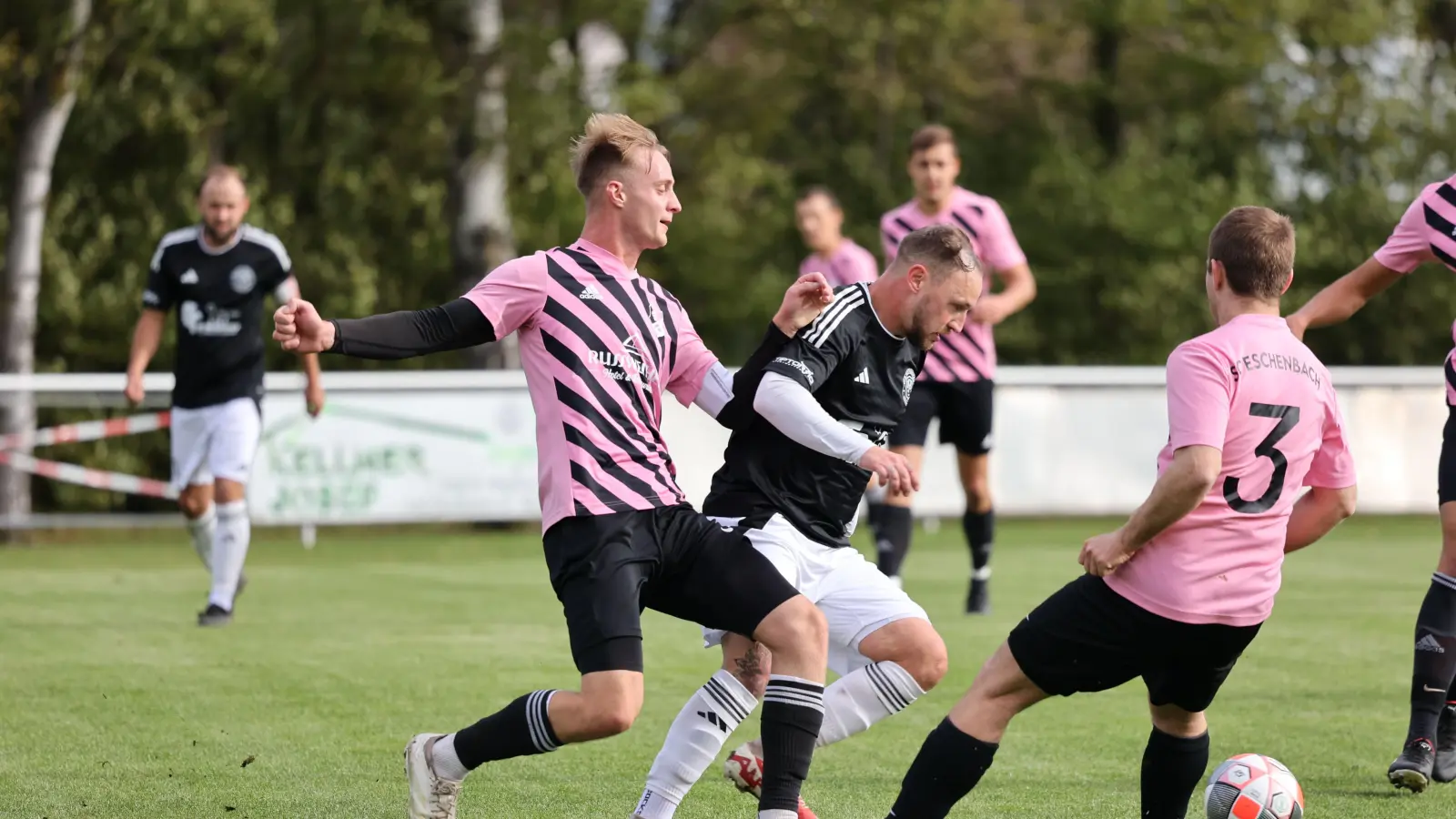 Der VfB Rothenstadt (schwarze Trikots) und der SC Eschenbach trennten sich 1:1. (Bild: Dieter Jäschke)