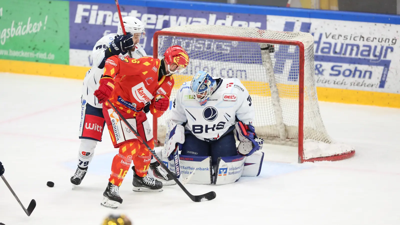 Michael McNiven im Tor der Blue Devils Weiden verteidigt mit Calvin Pokorny (links) einen Angriff des ESV Kaufbeuren. (Bild: Benjamin Lahr)