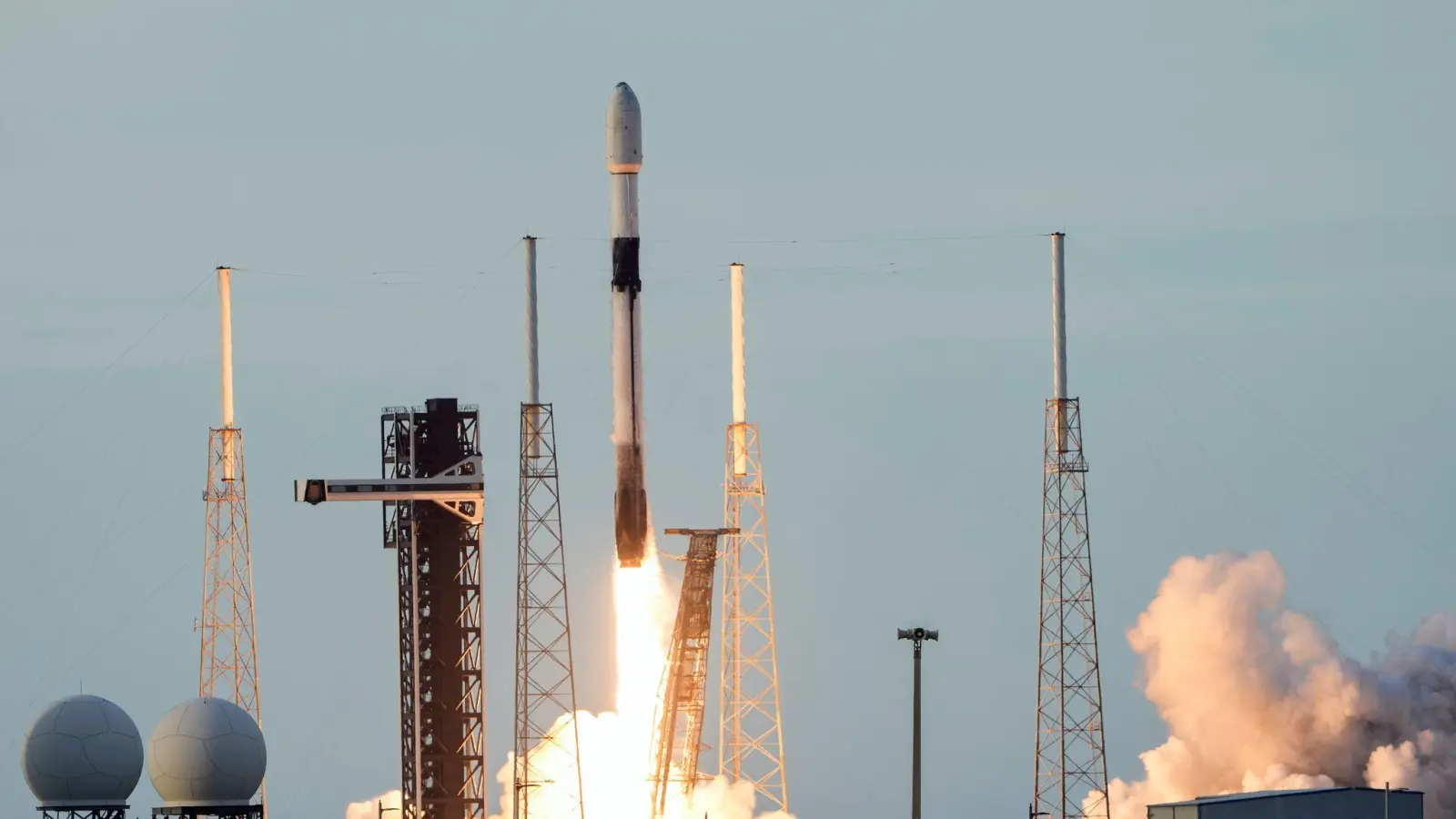 An Bord so einer Falcon-9-Rakete soll die Deutsche Rabea Rogge ins Weltall starten. (Bild: John Raoux/AP/dpa)