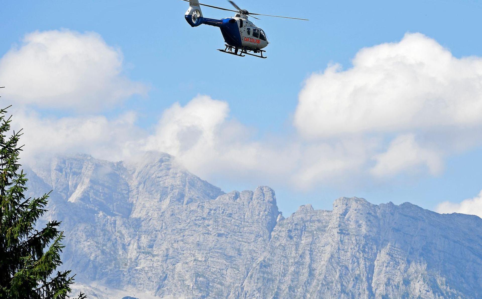 Drei Hubschrauber helfen bei der Suche.  (Symbolbild: Uwe Lein/dpa)