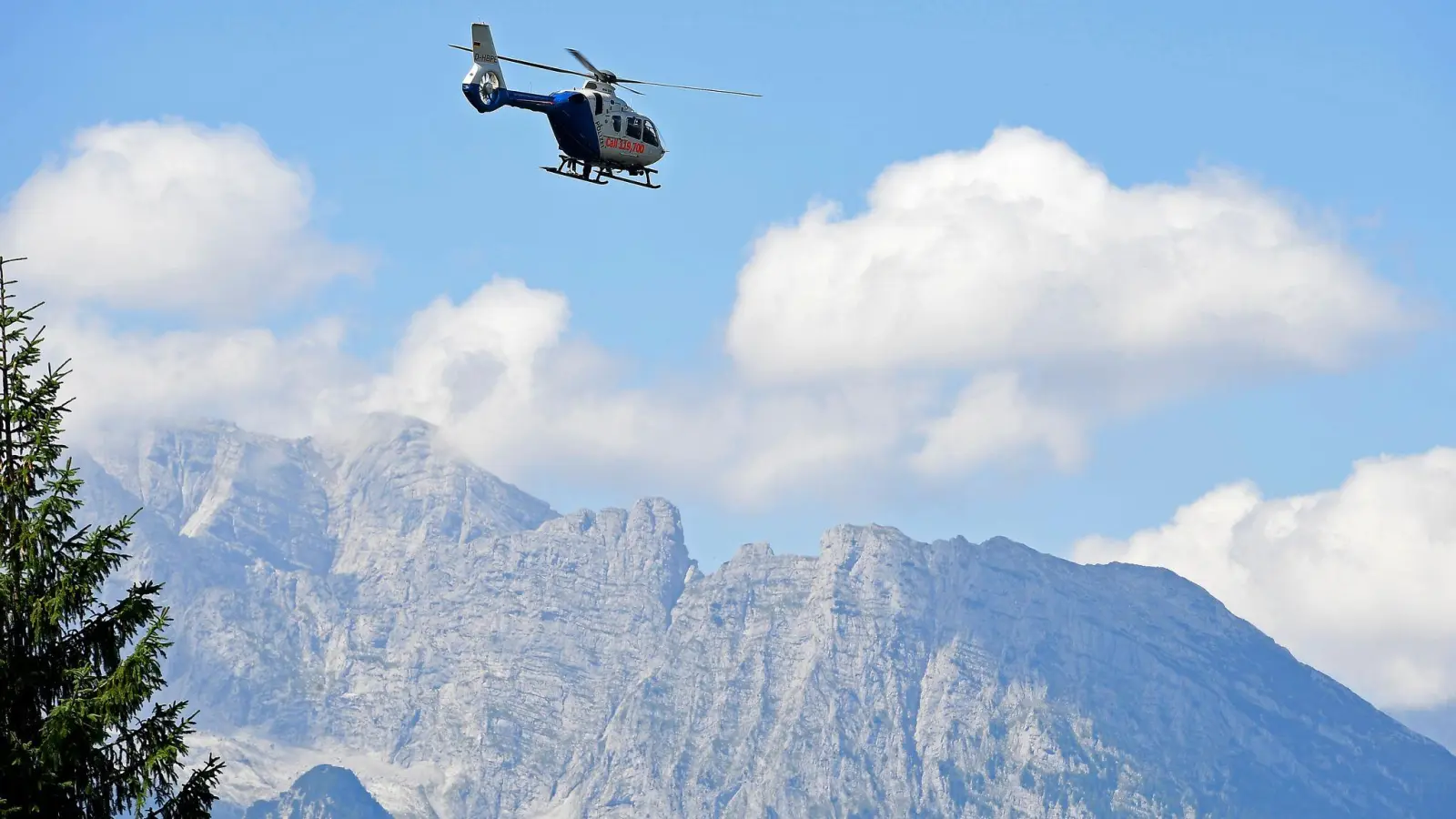 Drei Hubschrauber helfen bei der Suche.  (Symbolbild: Uwe Lein/dpa)