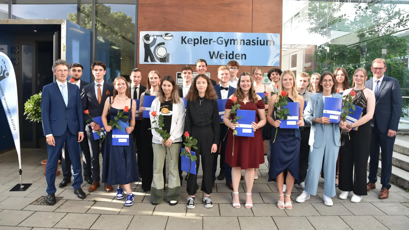 Die besten Abiturienten des Kepler-Gymnasiums strahlen mit ihren Zeugnissen.  (Bild: Kathrin Hennig)