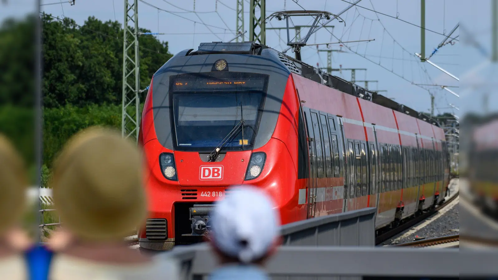 Zwischen Weiden und Vilseck fallen ab Juli mehrere Züge aus. Grund: Brücken- und Gleisarbeiten.  (Symbolbild: Klaus-Dietmar Gabbert/dpa)