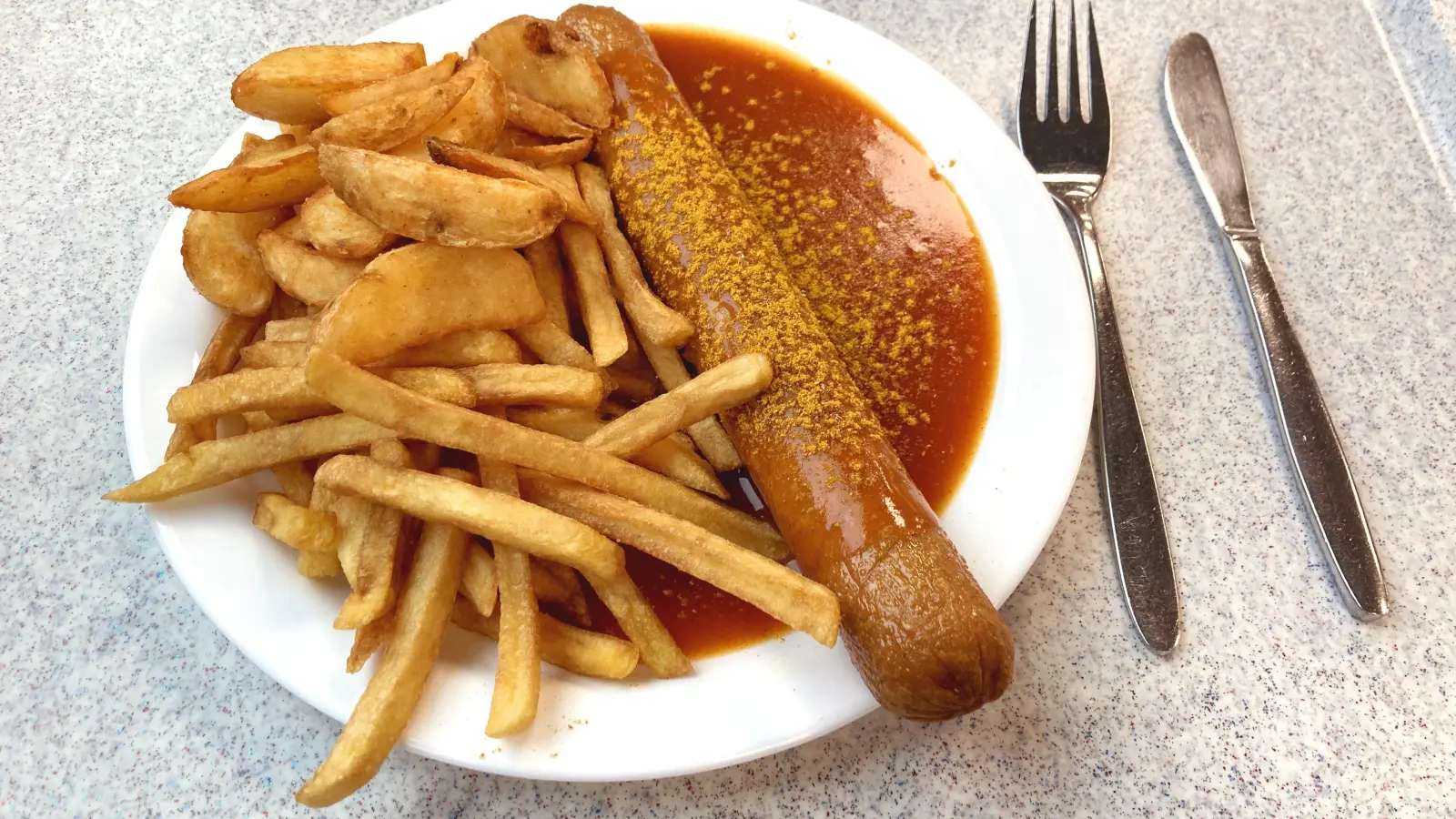 Die vegane Currywurst in der Mensa der OTH in Weiden sieht einer originalen Currywurst aus Fleisch ähnlich.  (Bild: Stefanie Swann)