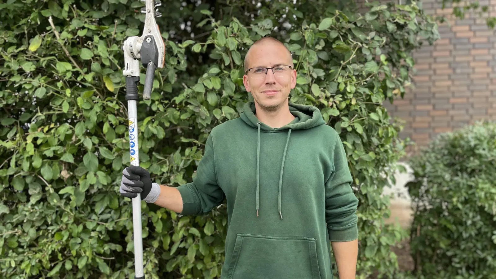 Seine Ausbildung zum Landschaftsgärtner hat er mit der Note 1,1 abgeschlossen. Dafür wurde er vom Verband Garten-, Landschafts- und Sportplatzbau Bayern ausgezeichnet. (Bild: Ilias-Maurice Ziergiebel)