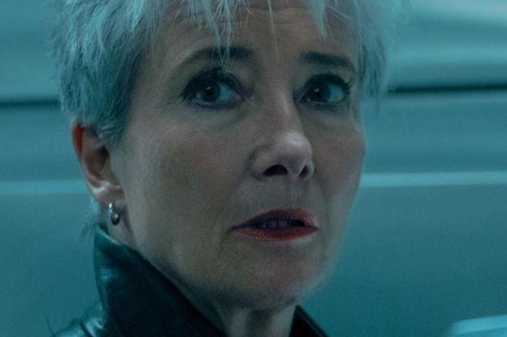 Schauspielerin Emma Thompson spielt in der Serie „Down Cemetery Road“.  (Bild: Matt Towers/Apple TV/dpa)