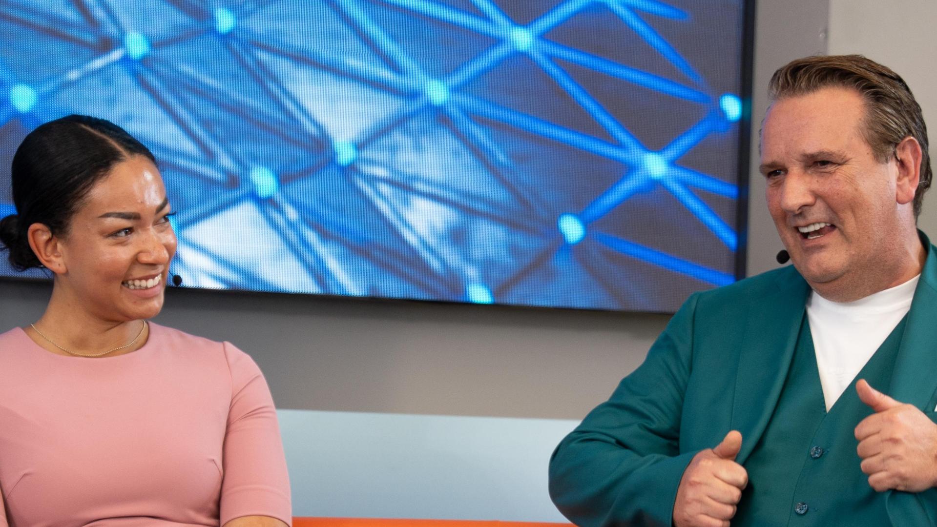 Starinvestor Ralf Dümmel, bekannt aus der „Höhle der Löwen”, spricht beim „Denk.summit” in Weiherhammer mit Moderatorin Stefanie Dechant über seine Karriere.  (Bild: Marina Gube)