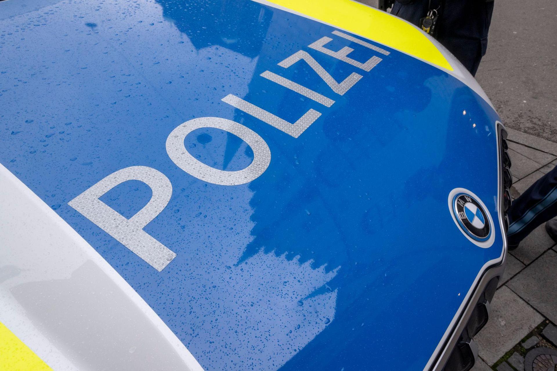 Ein 18-Jähriger stürzt auf dem Volksfest in Parsberg aus einem Fahrgeschäft. Die Polizei ermittelt. (Symbolbild: Peter Kneffel/dpa)