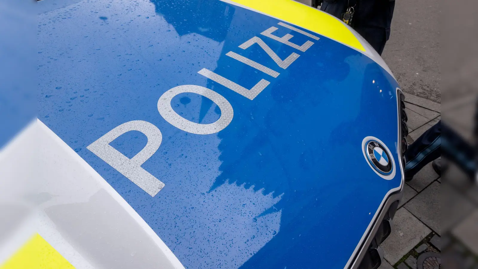 Ein 18-Jähriger stürzt auf dem Volksfest in Parsberg aus einem Fahrgeschäft. Die Polizei ermittelt. (Symbolbild: Peter Kneffel/dpa)