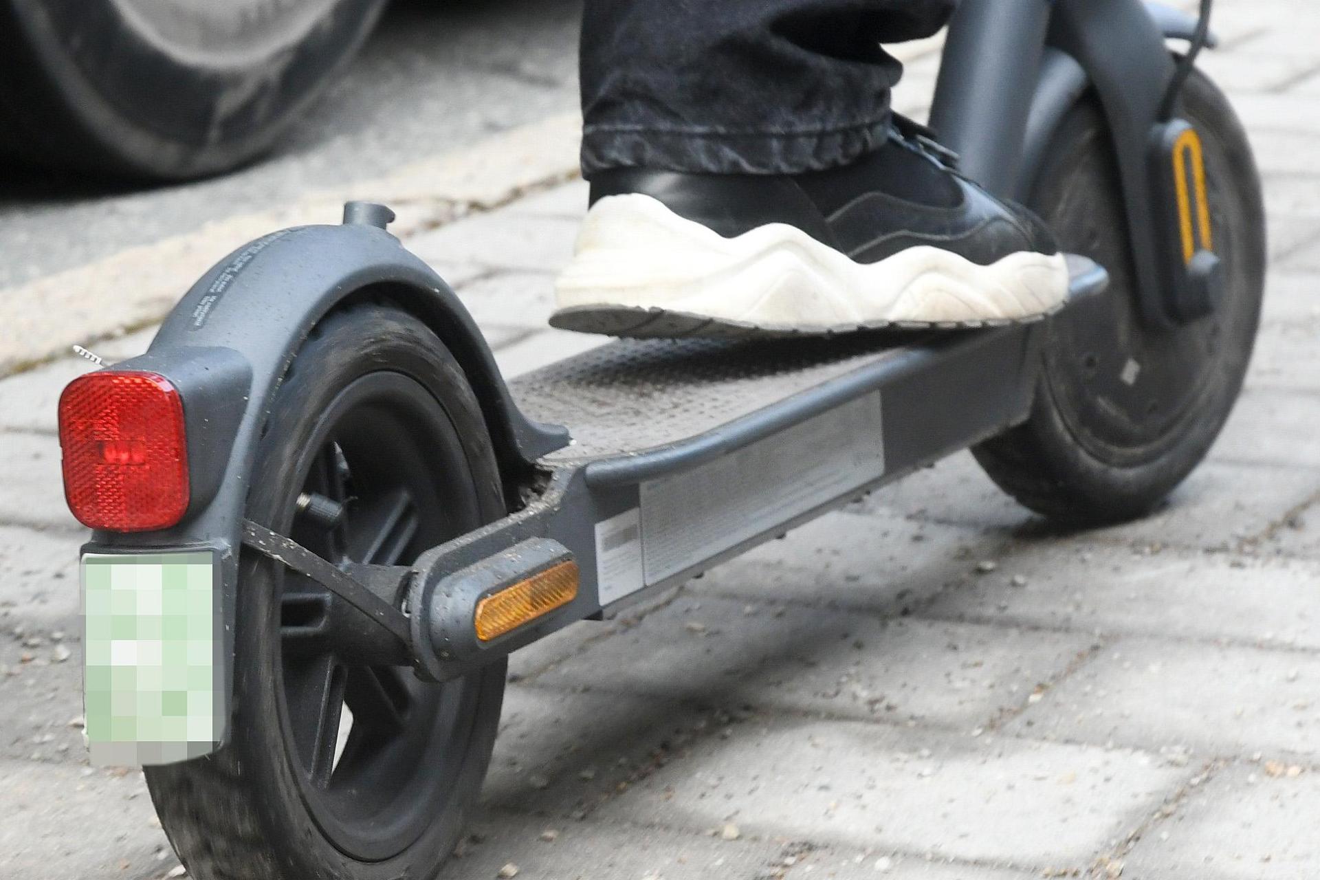 Ein gestohlener E-Scooter ist in Weiden wenige Tage nach dem Diebstahl bei einer Polizeikontrolle wieder aufgetaucht. (Symbolbild: Gabi Schönberger)