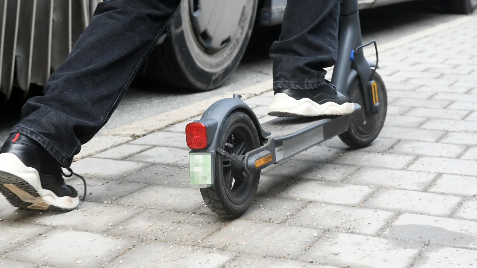 Ein gestohlener E-Scooter ist in Weiden wenige Tage nach dem Diebstahl bei einer Polizeikontrolle wieder aufgetaucht. (Symbolbild: Gabi Schönberger)