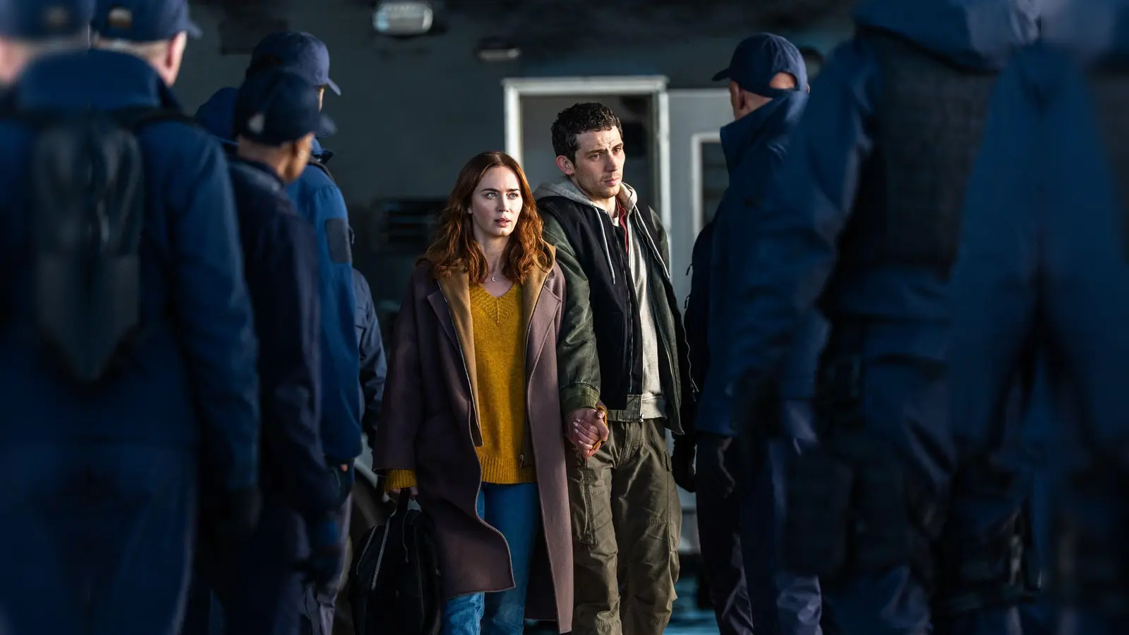 Wettermoderatorin Margaret Fairchild (Emily Blunt) und Cybersicherheitsexperte Daniel Kellner (Josh O'Connor) werden gejagt. (Bild: Niko Tavernise/Universal Pictures/dpa)