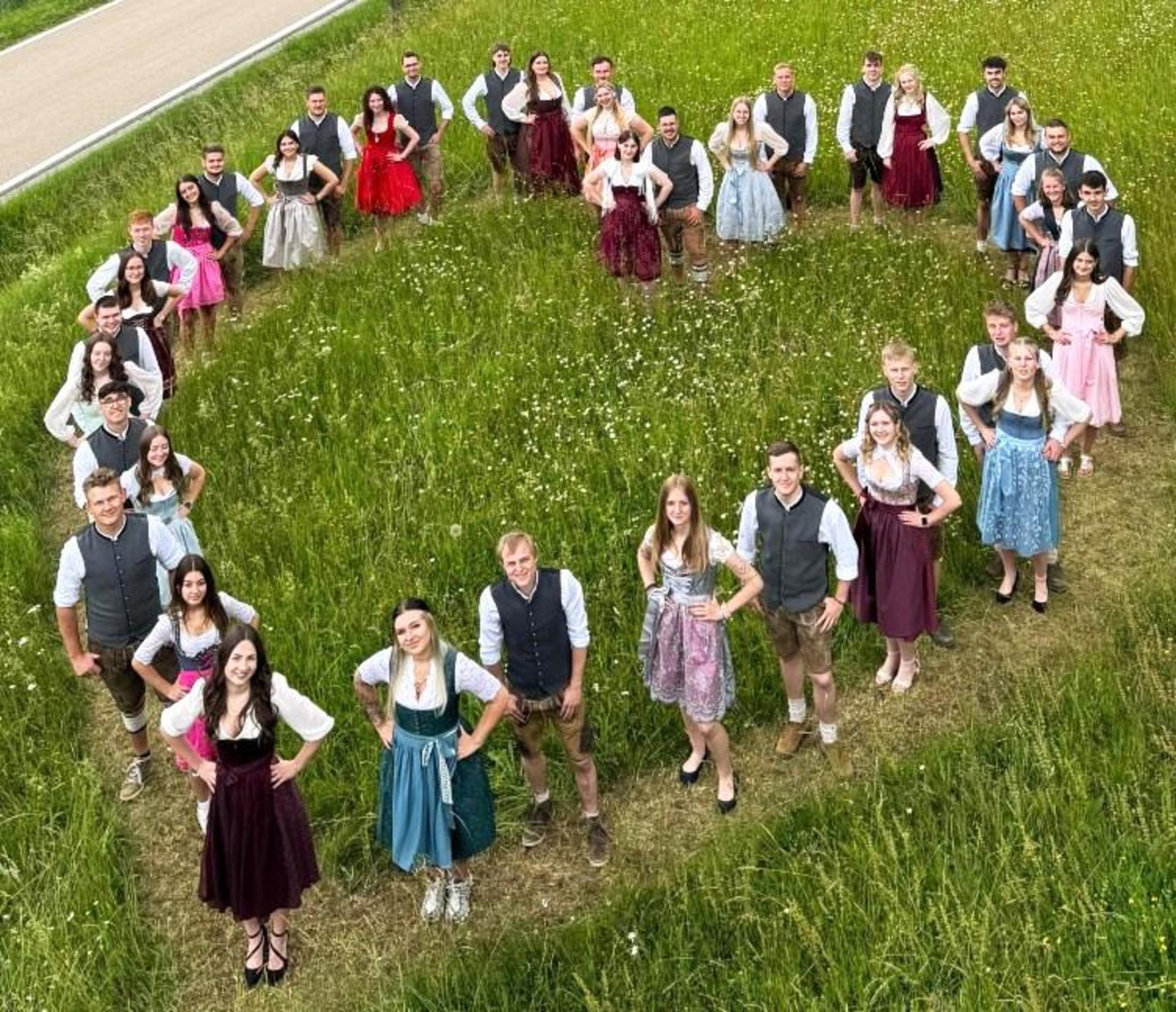 In herzförmiger Aufstellung präsentieren sich die 22 Paare, welche heuer in Ritzenfeld die Kirwa austanzen (Bild: Norbert Weis)
