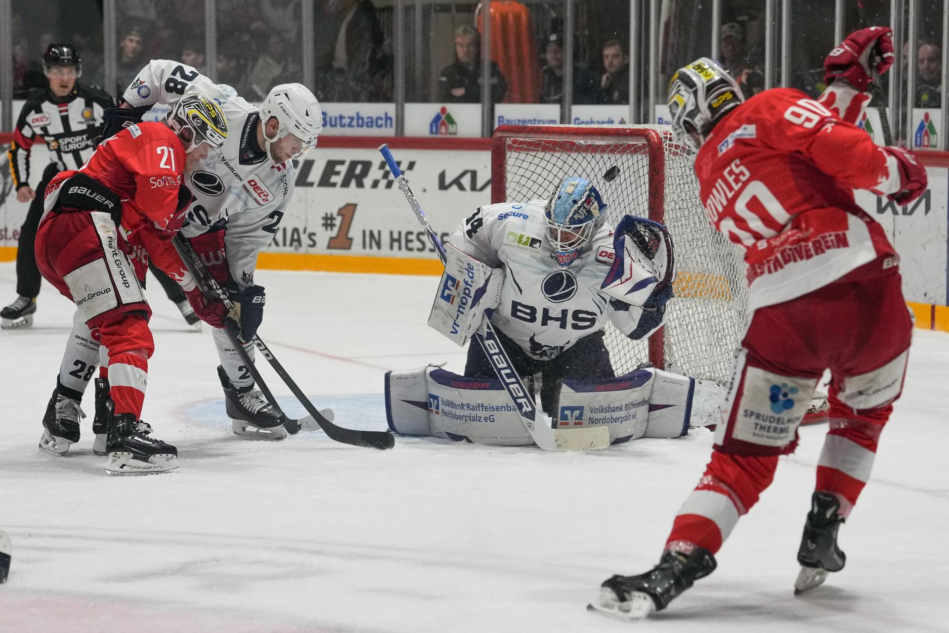 Nein, dieser Schuss schlug nicht im Weidener Tor ein: Bad Nauheims Parker Bowles (rechts) hämmerte die Scheibe am Weidener Goalie Michael McNiven vorbei an die Latte. (Bild: A. Chuc)