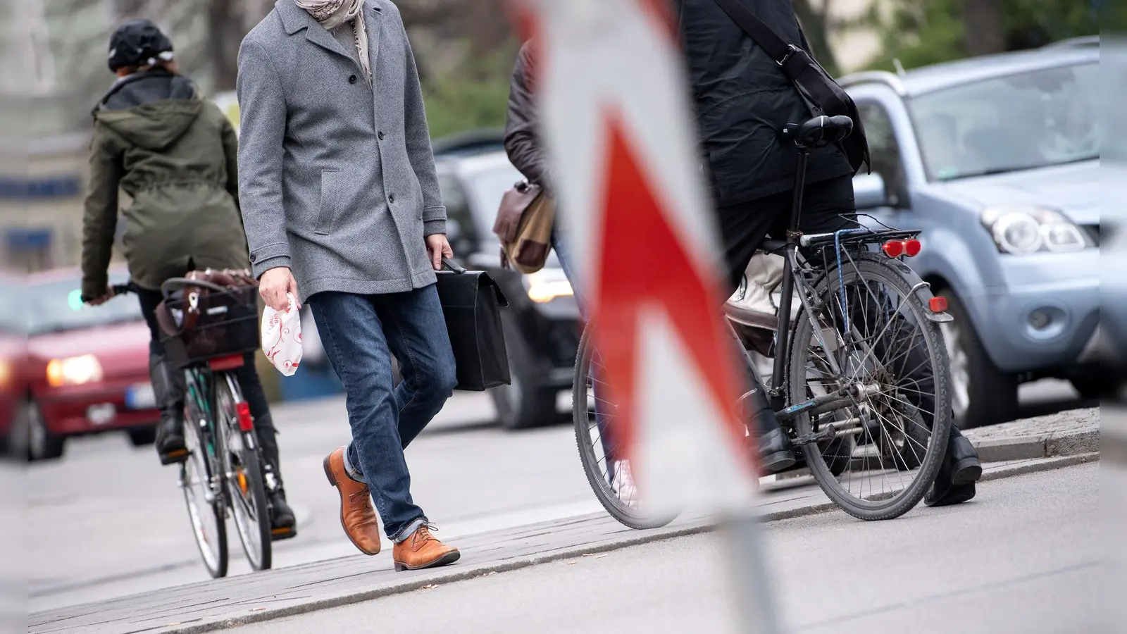 Zu Fuß, mit Auto oder Fahrrad - wie bewegen sich die Bayern? (Illustration) (Bild: Sven Hoppe/dpa)