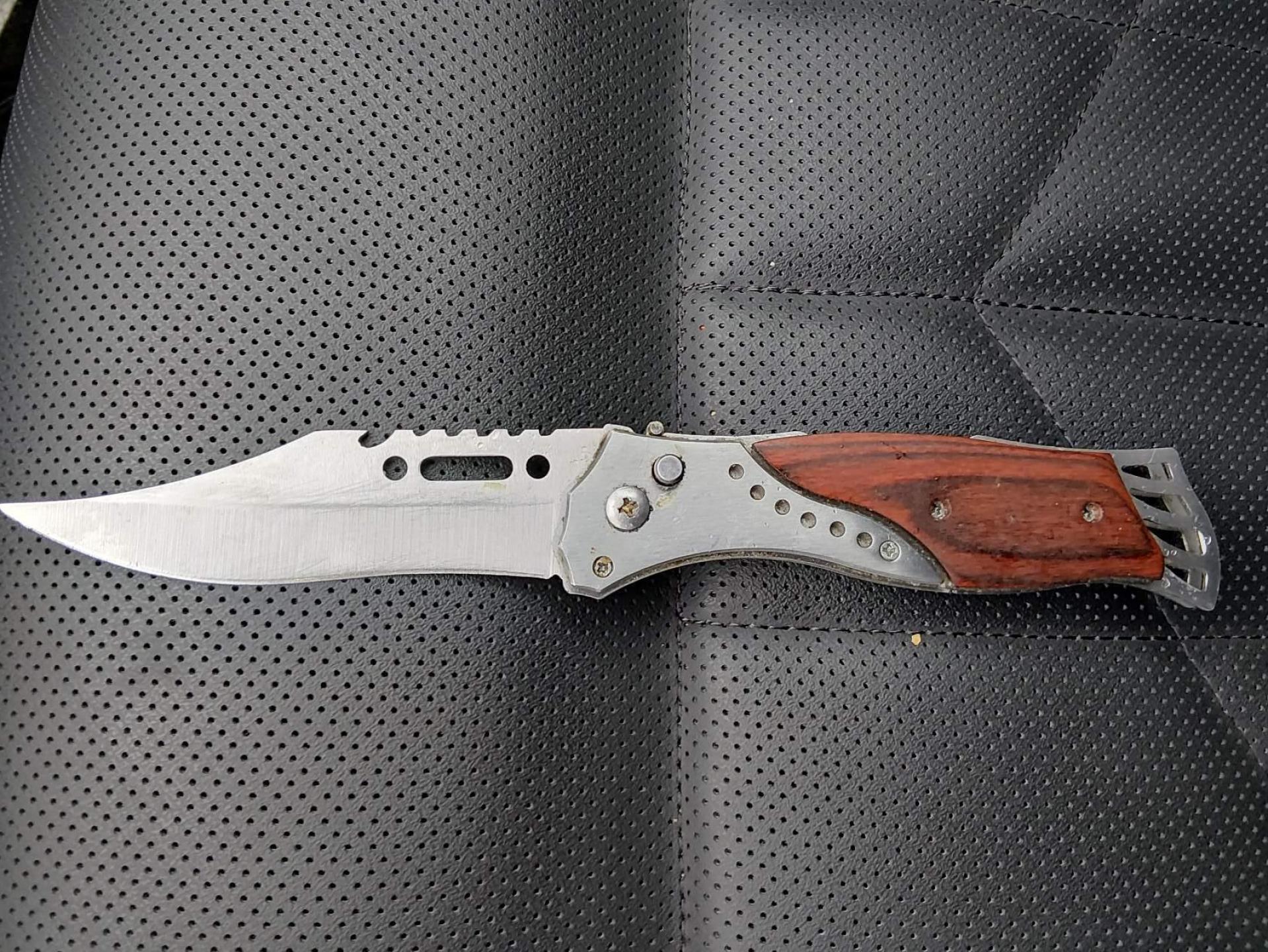 Dieses Springmesser haben Bundespolizisten bei einer Kontrolle auf der A6 in einem Auto gefunden. (Bild: Bundespolizei)