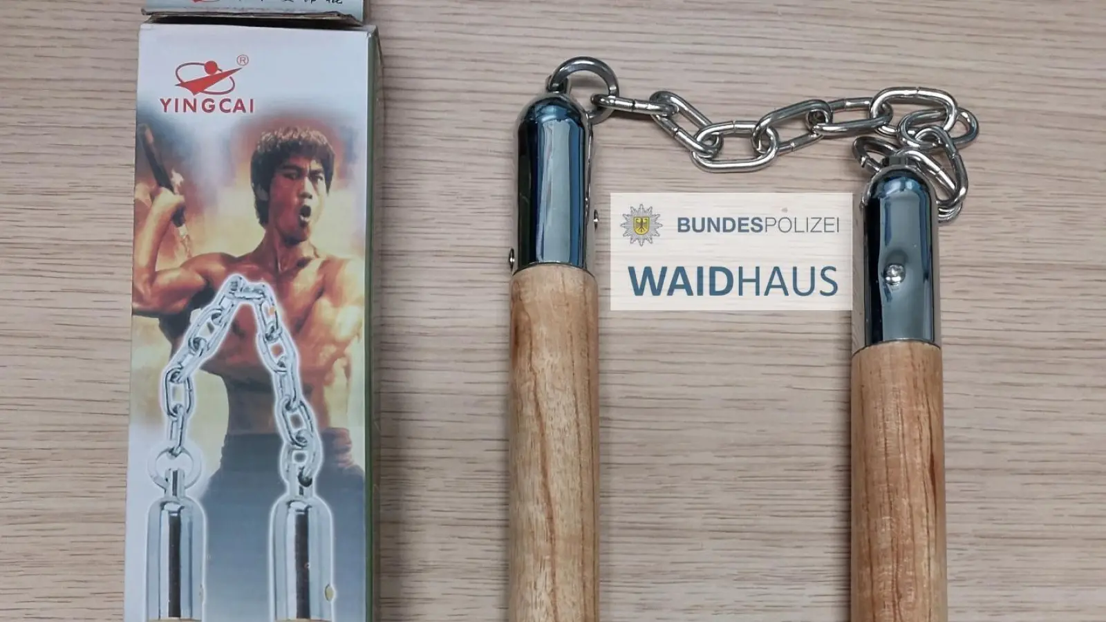 Dieses Nunchaku haben Bundespolizisten bei einem 19-jährigen belgischen Schüler beschlagnahmt. (Bild: Bundespolizei Waidhaus )