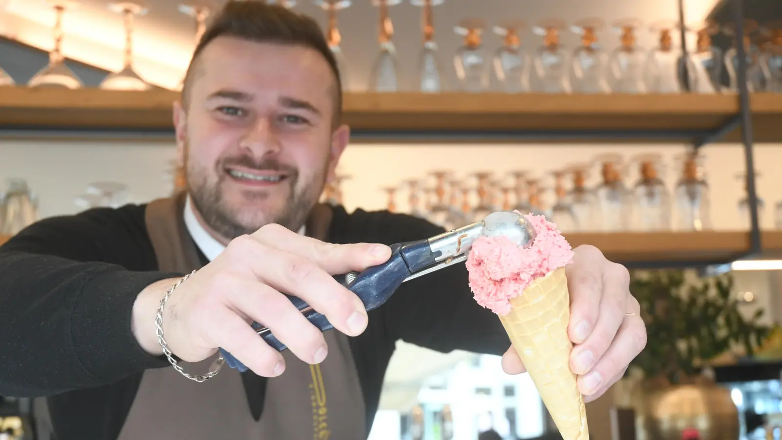 Im Eiscafé Dolce Vita in Weiden gab es im kühlen Juli weniger Kundschaft. (Archivbild: Gabi Schönberger)