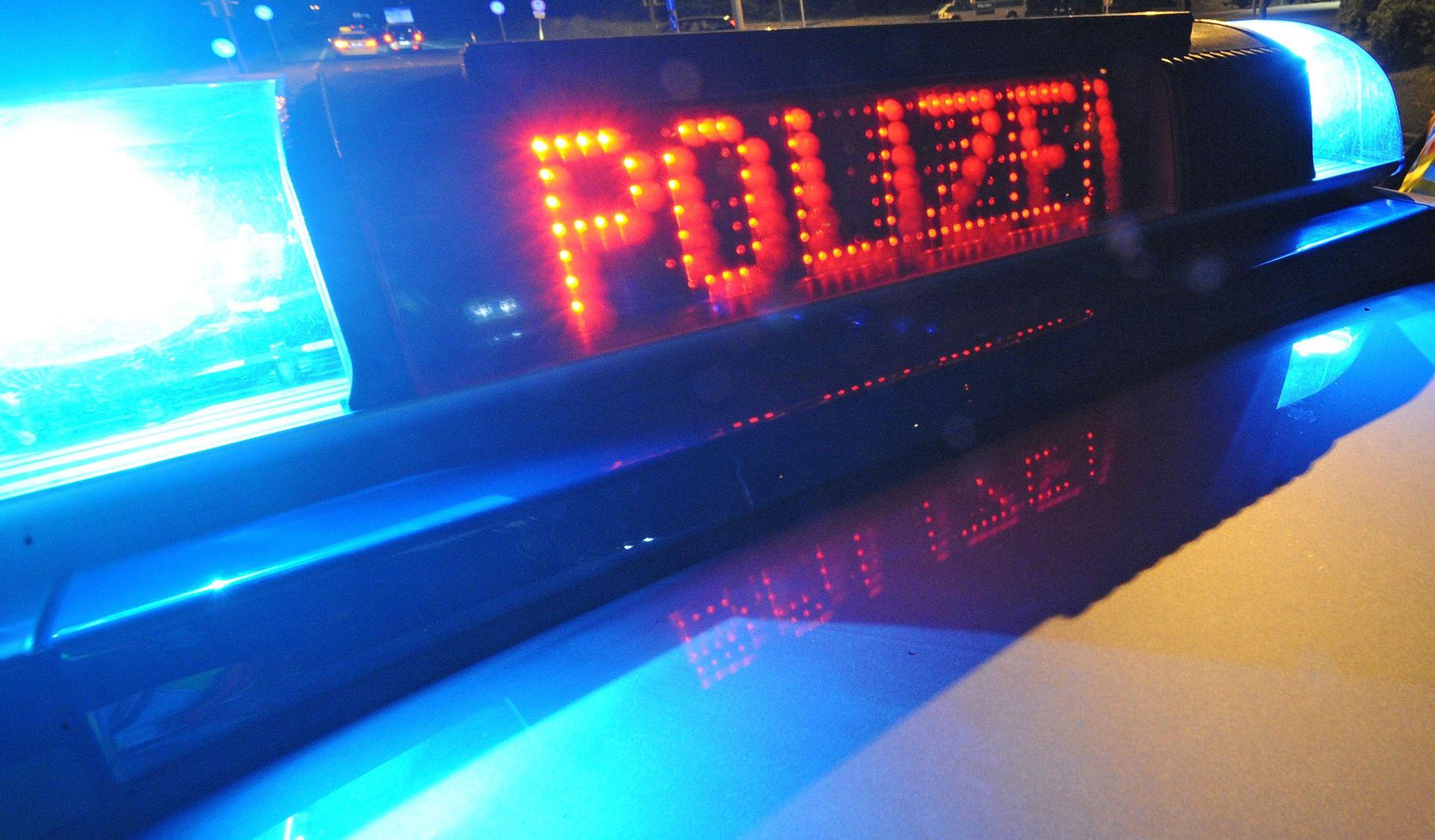 Ein 18-Jähriger verliert in Burglengenfeld die Kontrolle über seinen BMW und verursacht einen Unfall. Der Schaden ist erheblich. (Symbolbild: Patrick Seeger /dpa)