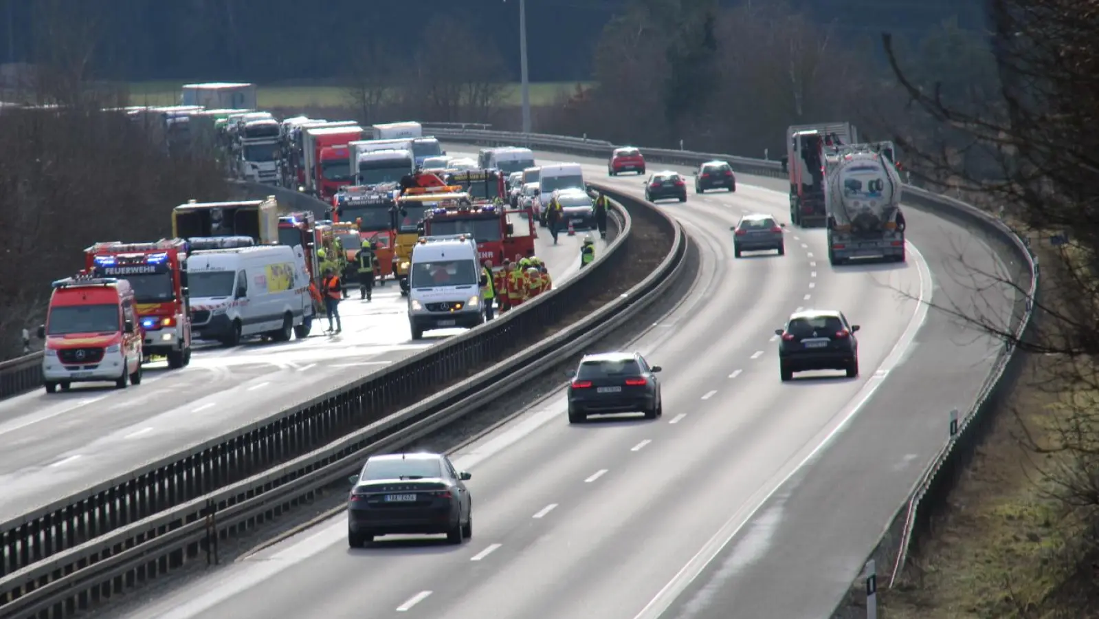 Nach einem Lkw-Brand auf der A93 zwischen den Anschlussstellen Neustadt/WN und Windischeschenbach ist die Fahrbahn in Richtung Hof gesperrt. Es bildete sich ein Kilometer langer Stau.  (Bild: prh)