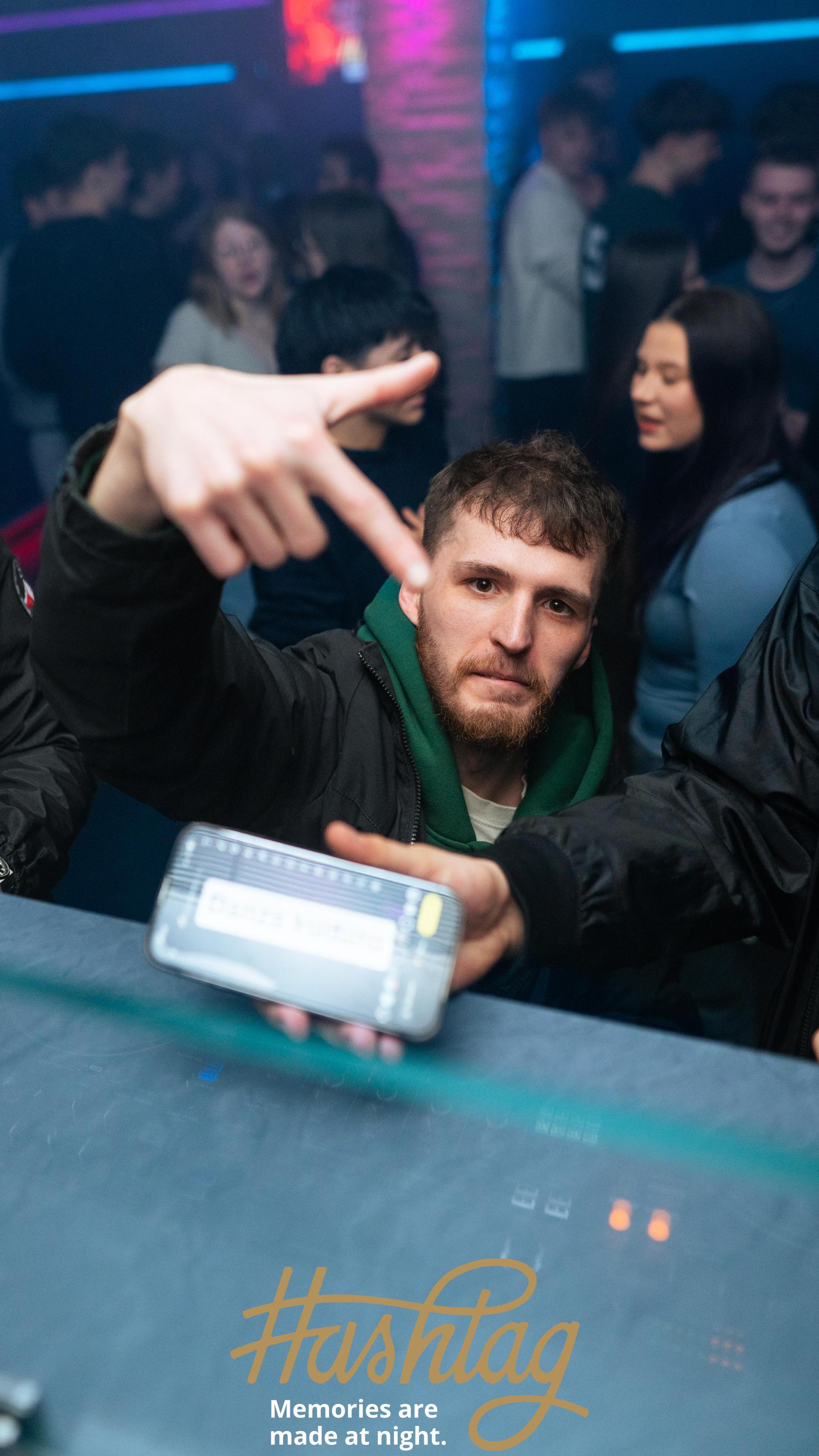 Am Freitag haben sich im Weidener Hashtag alle „SAINTS &amp; SINNERS” versammelt. (Bild: Hannes Stock)