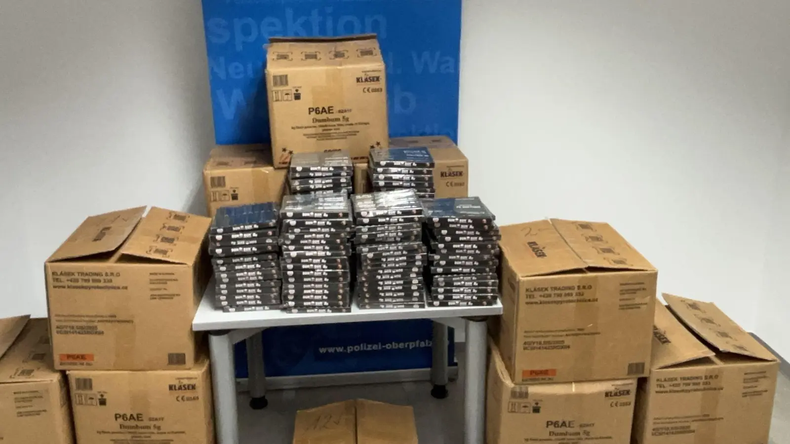 96 explosive Kilogramm: Diese Feuerwerkskörper haben zwei junge Männer wohl illegal in einem Mietauto von Tschechien nach Deutschland eingeführt. (Bild: PI Neustadt a.d. Waldnaab, Franz, PHK)