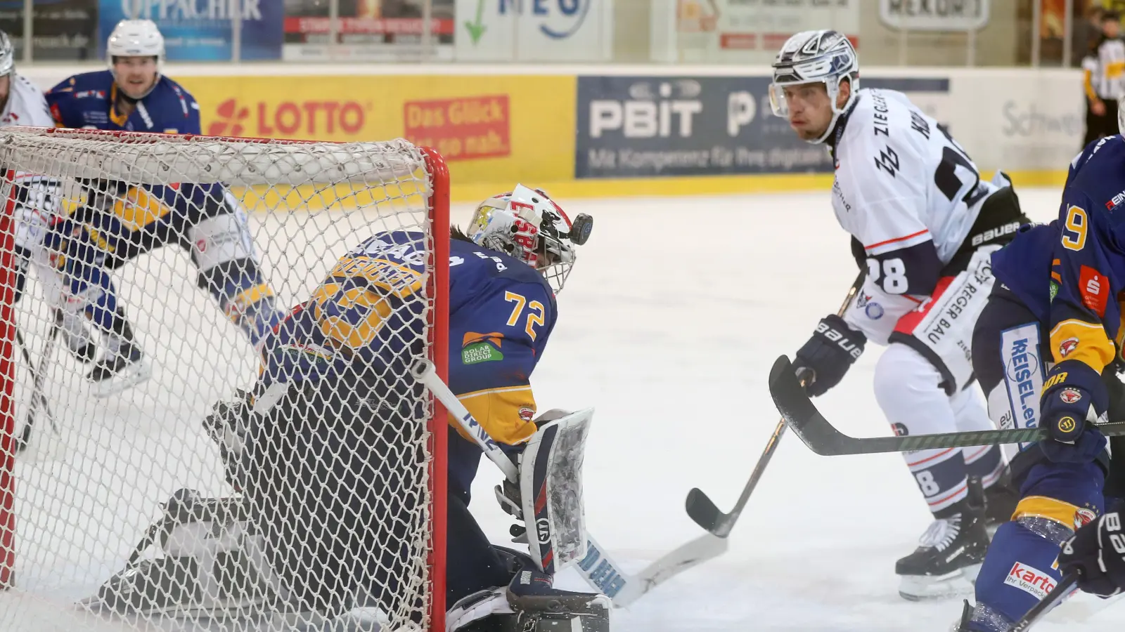 Jonas Stettmer im Tor der Lausitzer Füchse war am Freitagabend nicht zu überwinden. In dieser Szene scheitert Maximilian Kolb (weißes Trikot) von den Blue Devils Weiden. (Bild: Thomas Heide)