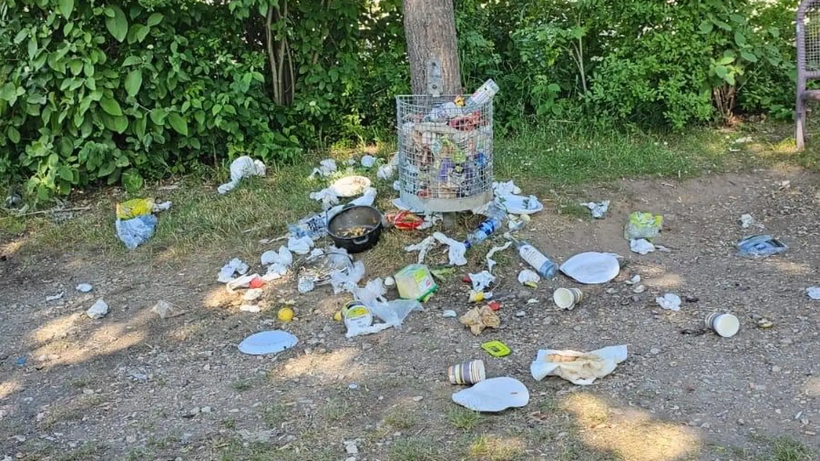 Eine Szene, wie man sie oft sieht am Grill- und Streetballplatz am Amberger Drahthammer. Viele Nutzer des Platzes lassen ihren Müll einfach liegen in der Landschaft. (Bild: Erika Jenke)