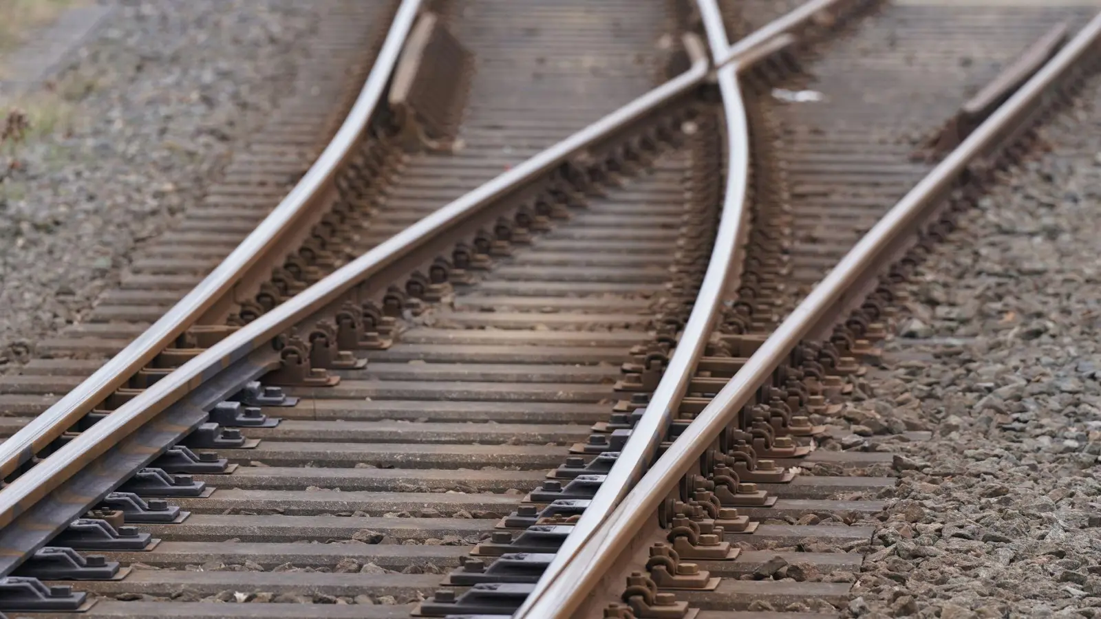 Drei Jugendliche betraten Donnerstagabend das Bahngleis. (Symbolbild: Marcus Brandt/dpa)