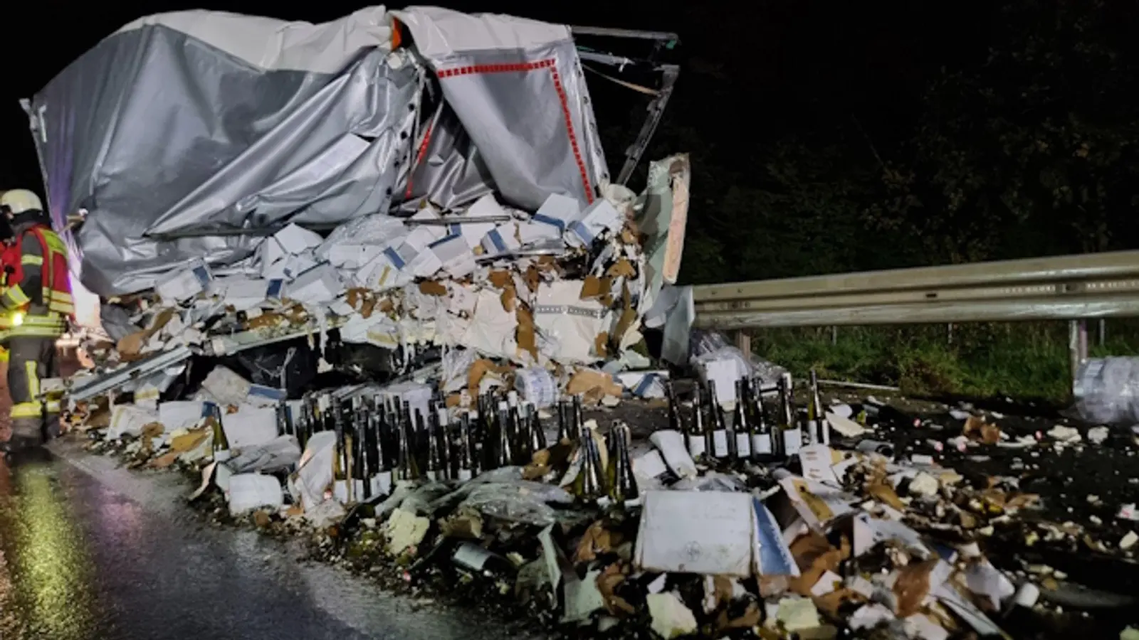 Ein mit Wein beladener Lastwagen ist bei einem Unfall auf der A3 umgekippt. (Bild: Kreisbrandinspektion Aschaffenburg/dpa)