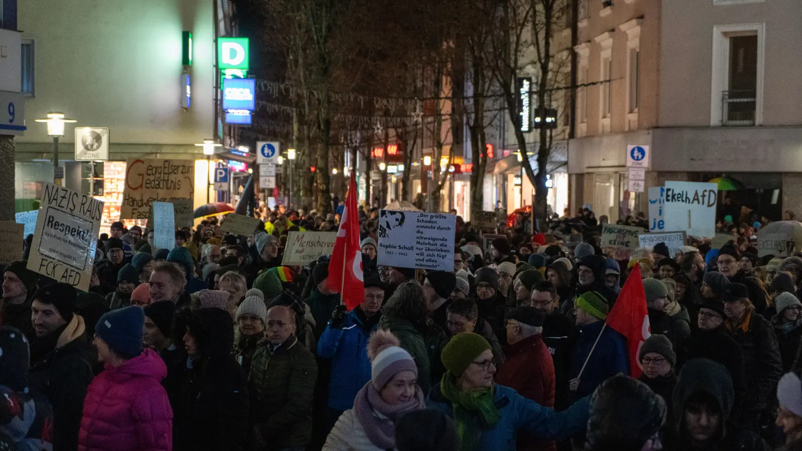 Bei der Demo gegen Rechts haben sich tausende Menschen zu einem Protestmarsch durch Weiden versammelt. (Bild: knz)
