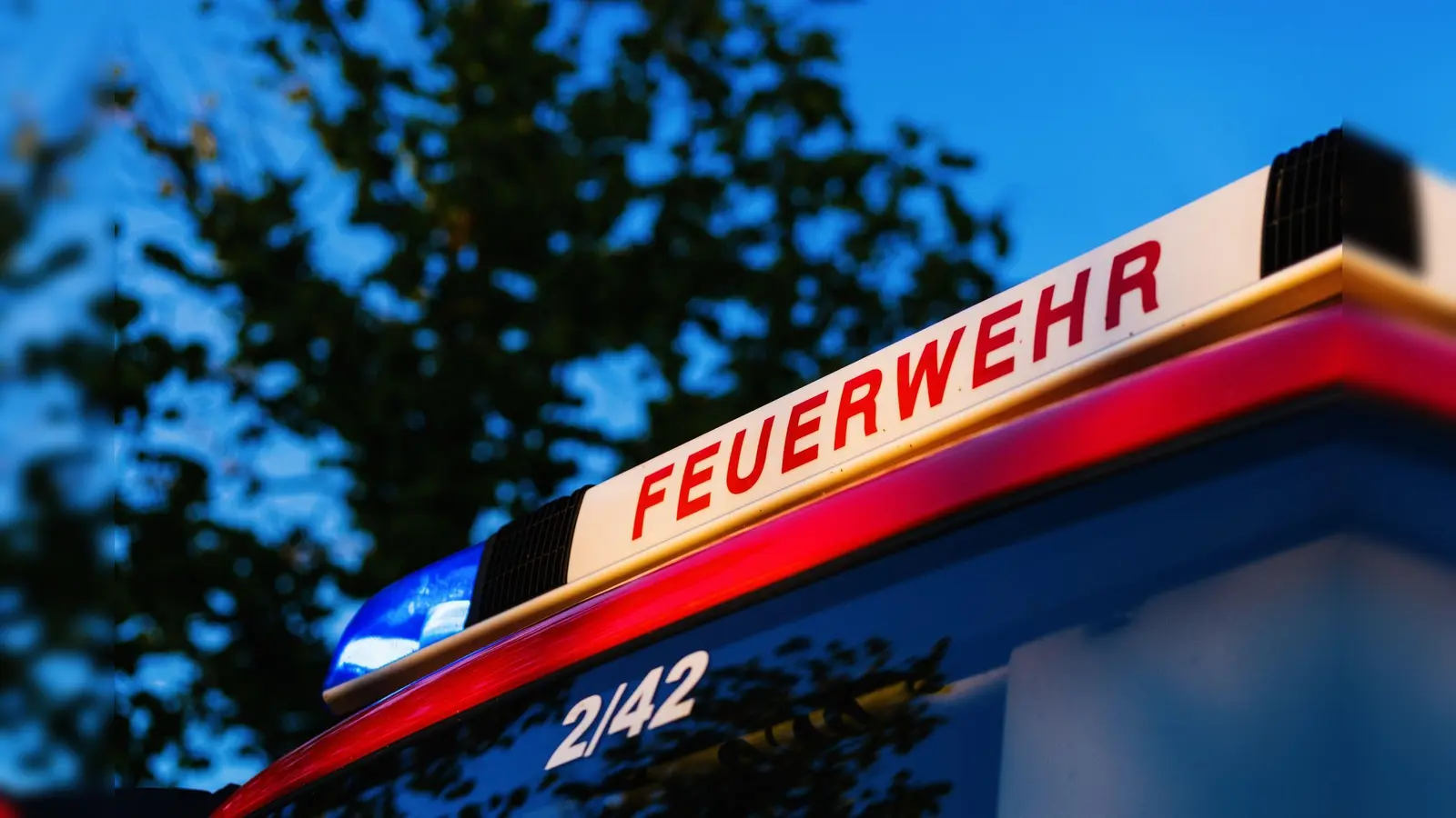 Nach einem Stromausfall in Floß brannte es in einer Porzellanfabrik. Die Feuerwehr rückte aus, der Inhaber der Fabrik hatte das Feuer aber bereits selbst gelöscht.  (Symbolbild: Philipp von Ditfurth/dpa)