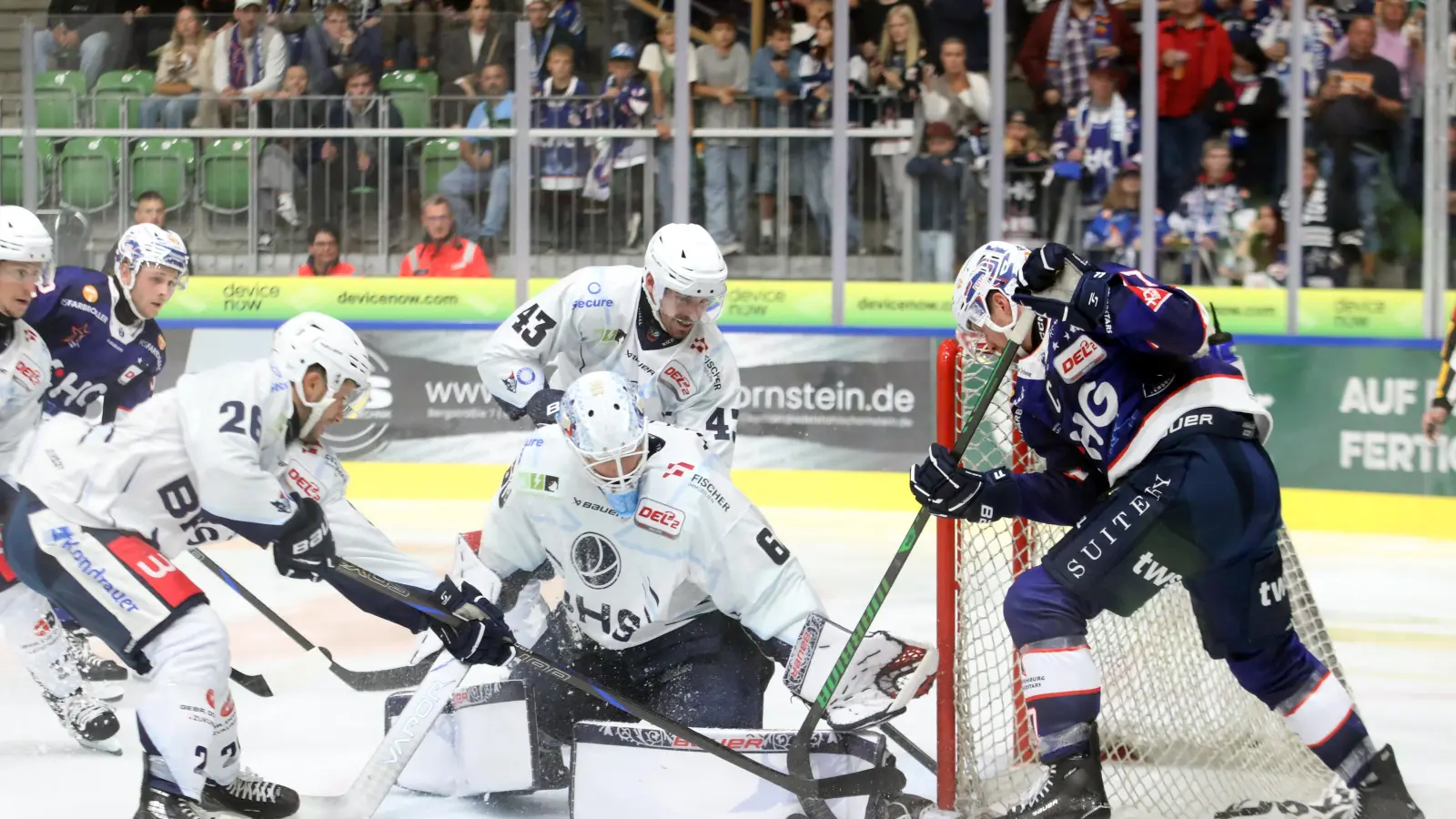 In dieser heiklen Szene hielt die Weidener Defensive um Goalie Felix Noack (Mitte) den eigenen Kasten gegen die Ravensburg Towerstars sauber. (Bild: Kim Enderle)