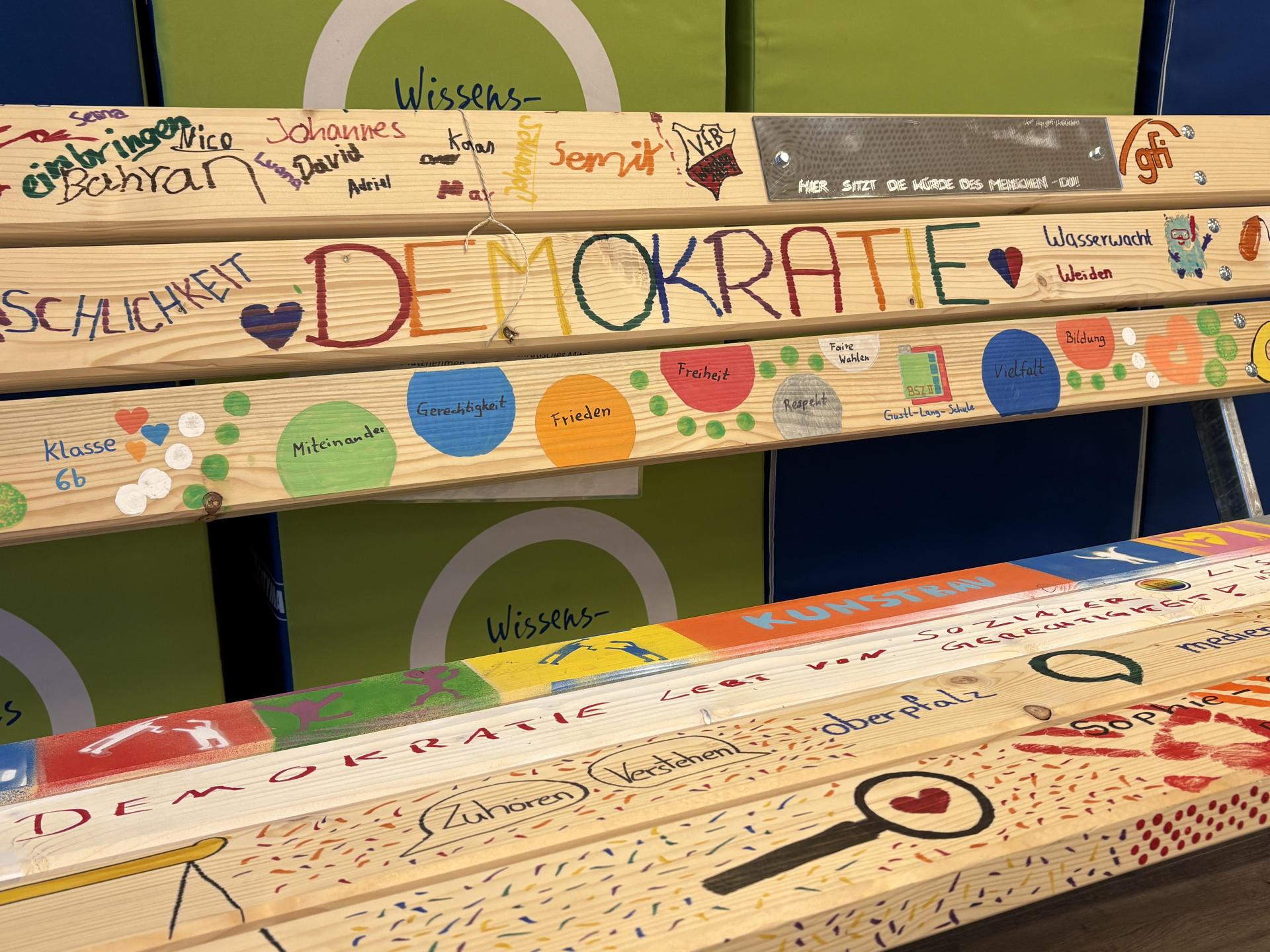 Die Bank hat an mehreren Stationen halt gemacht. Die Teilnehmer konnten ihrer Kreativität zum Thema Menschenwürde freien Lauf lassen. (Bild: Nils Ganzmann)