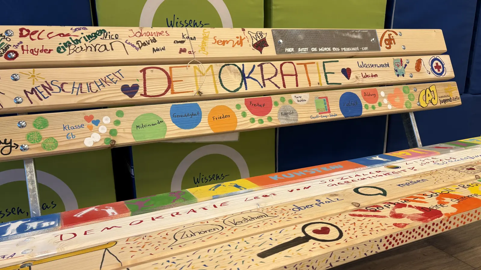 Die Bank hat an mehreren Stationen halt gemacht. Die Teilnehmer konnten ihrer Kreativität zum Thema Menschenwürde freien Lauf lassen. (Bild: Nils Ganzmann)