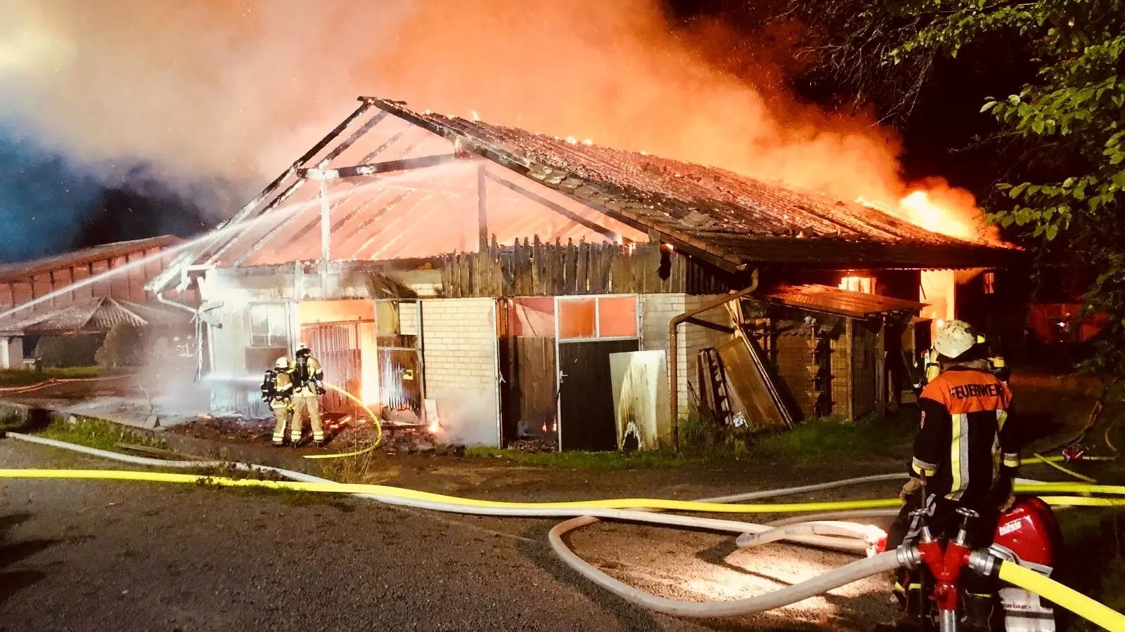 Feuerwehreinsatzkräfte wenige Minuten nach der Alarmierung bei der Bekämpfung des Feuers auf dem Reitstall-Gelände. (Bild: Kreisbrandinspektion Bayreuth/exb)